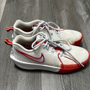 Nike G.T. Cut 3 basketball shoes/White & Red / Size 5Y